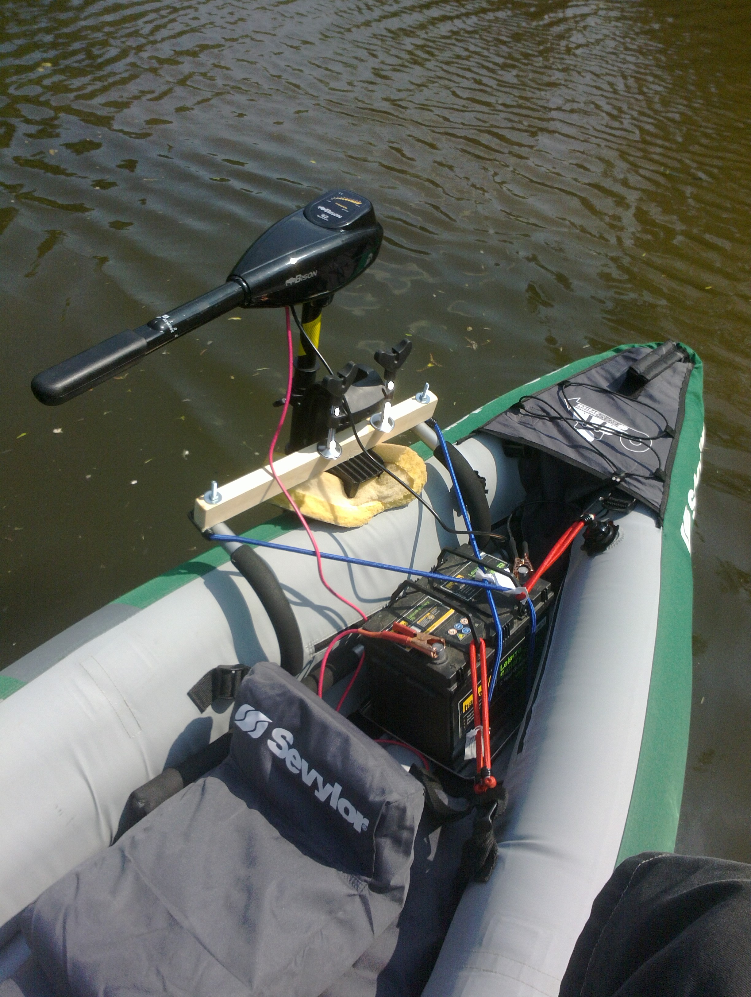 Fitting an electric outboard to an inflatable kayak 